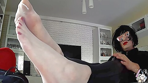 Sluttyper take susy shows off her huge cock